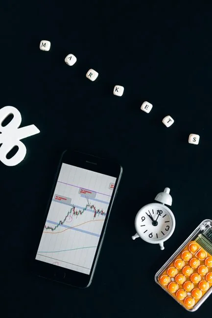 Homme analysant des stratégies de contenu marketing à l’aide de notes adhésives sur un tableau blanc.